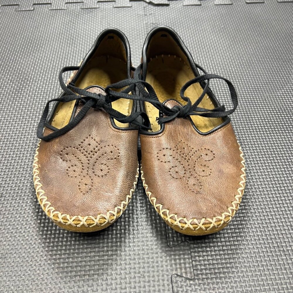 Vintage-Style Brown Leather Lace-Up Flats With Embossed Design & Stitch Detail W